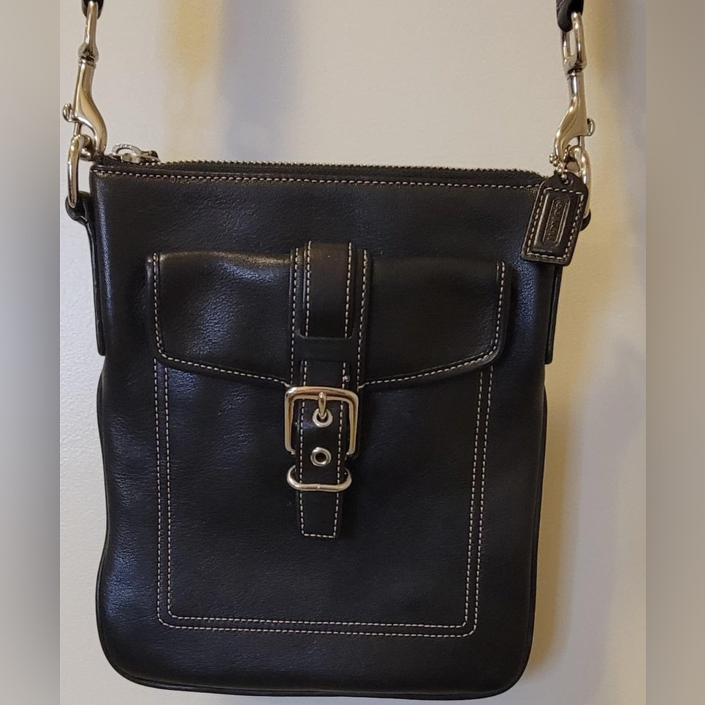 Coach Black Messenger Bag with Adjustable Strap and Minimalist Design